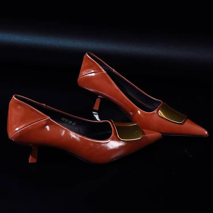 Damen Spitz zulaufende Lack‑Pumps mit niedrigem Kitten‑Absatz und dekorativer Metallapplikation – Lioré