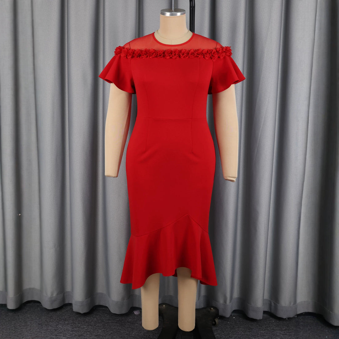 Damen Elegantes Kleid mit floralem Akzent und schwingendem Saum – Élara