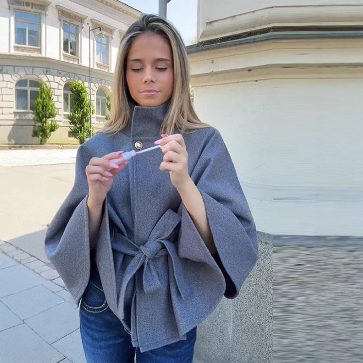 Damen Kurzcape-Mantel aus Wollmix mit Stehkragen, weitem Kimonoärmel und Bindegürtel Echo Archiv