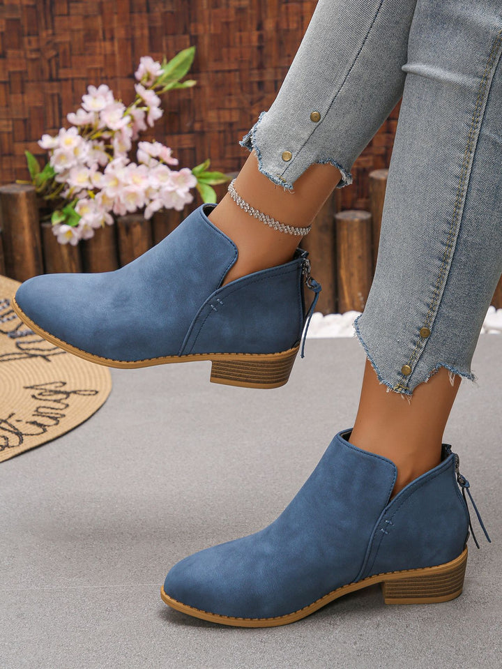 Damen Kurzstiefel mit Fersenreißverschluss, seitlichem Cut-Out und niedrigem Blockabsatz – Varelle