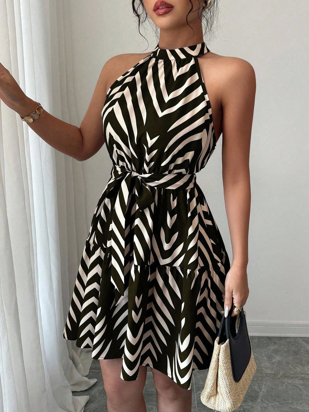 Damen Gestuftes Chiffon‑Sommerkleid mit Neckholder, Taillengürtel und grafischem Print Echo Archiv