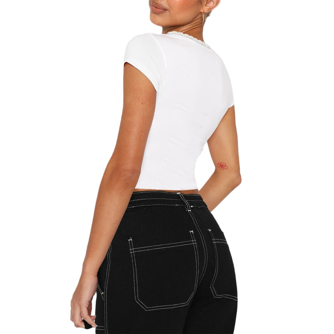 Damen modisches cropped T-Shirt mit quadratischem Ausschnitt und zarten Spitzenakzenten Echo Archiv