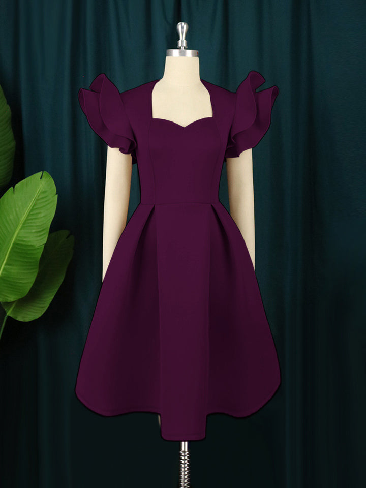 Damen elegantes Kleid mit voluminösen Rüschensäumen Echo Archiv