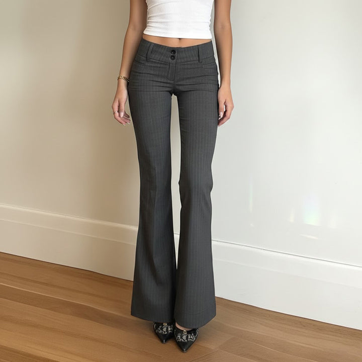 Damen Hochtaillierte Stretch‑Schlaghose mit Nadelstreifen und Doppelknopf – Avélisse