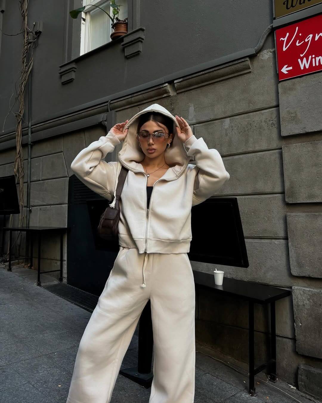 Damen Zweiteiliges Loungewear-Set mit kurz geschnittener Zip-Kapuzenjacke und weitem High-Waist-Jogger – Élanora