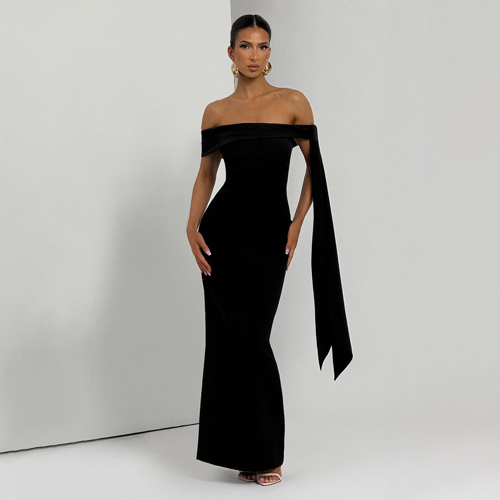 Damen Elegantes Maxikleid mit schulterfreiem Design und raffiniertem Drapierungselement Echo Archiv