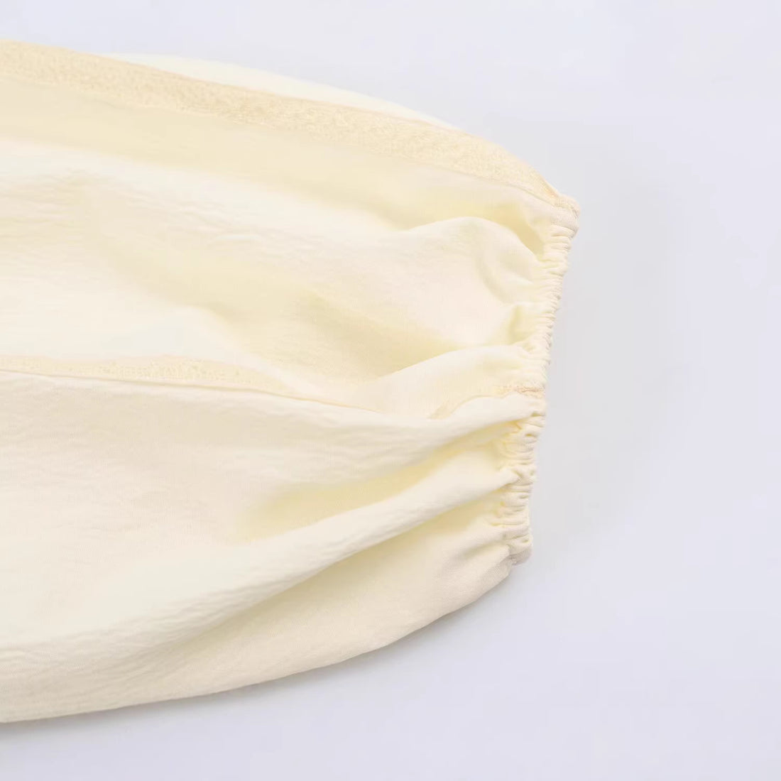 Damen Maxikleid mit Stehkragen, durchgehender Knopfleiste und Ballonärmeln Echoarchiv