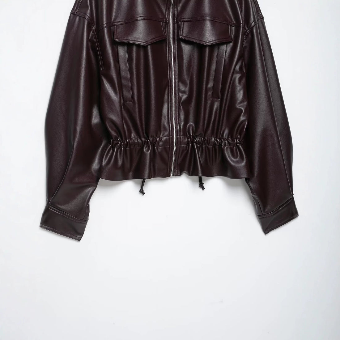 Damen Oversize Kunstleder-Bomberjacke mit Funnelkragen, Tunnelzug-Taille und Pattentaschen Echoarchiv