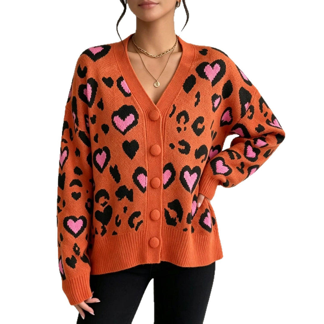 Damen Strickcardigan mit Herz‑Leopard-Jacquard, V‑Ausschnitt und großen Stoffknöpfen – Veloura
