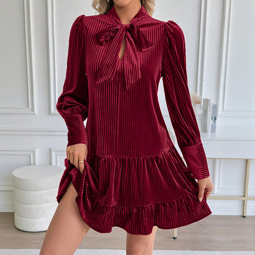 Damen Elegantes und Verspielt Kleid mit Schluppe Echo Archiv
