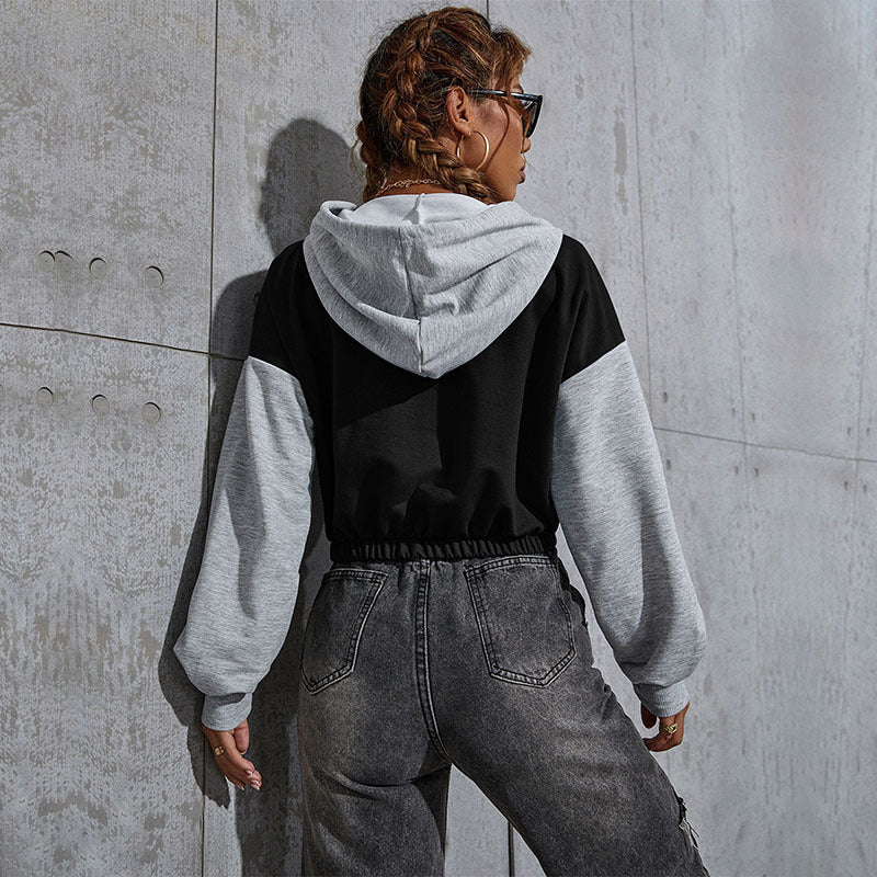 Damen Kurzgeschnittener Kapuzenpullover mit Teddy‑Print, Colorblock‑Ärmeln und elastischem Saum Echoarchiv