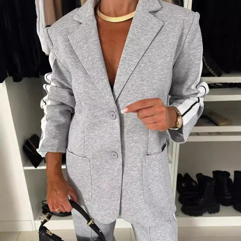 Damen nan elegantes Blazer-Set im Sportchic mit kontrastierenden Seitenstreifen und elastischer Bundhose Echo Archiv