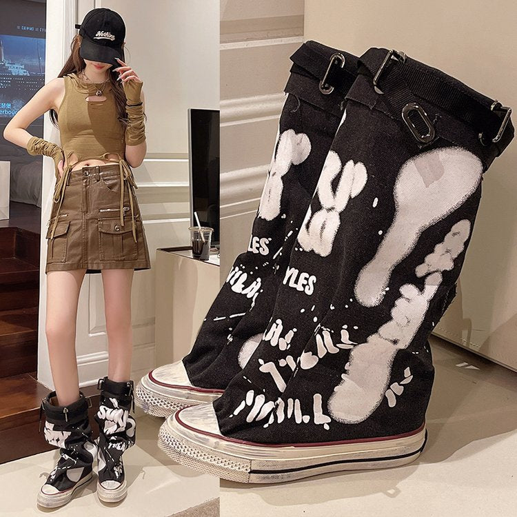 Damen Slouchy Canvas-High-Top Sneaker-Stiefel mit Gurt und Graffiti-Print Echo Archiv