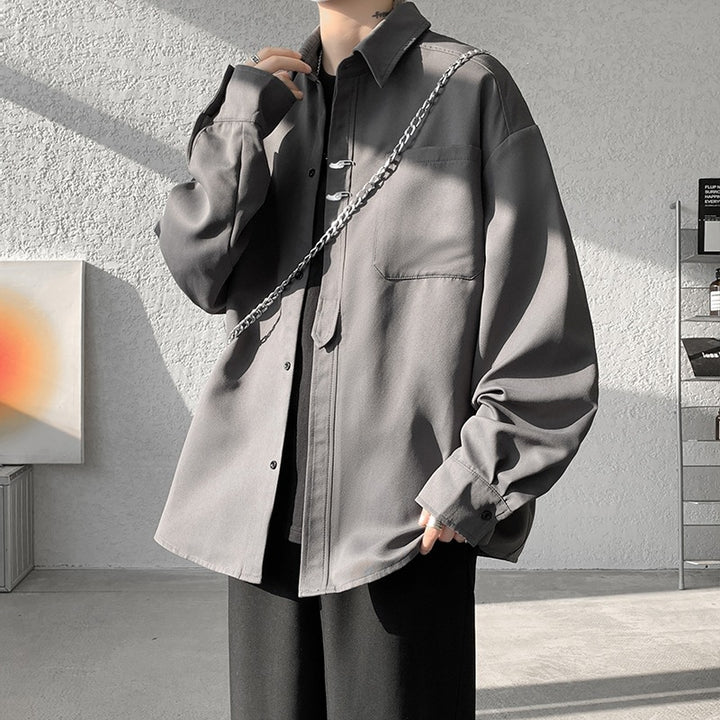 Unisex Oversize Hemdjacke im minimalistischen Utility-Look mit Brusttasche und verdeckter Knopfleiste Echoarchiv