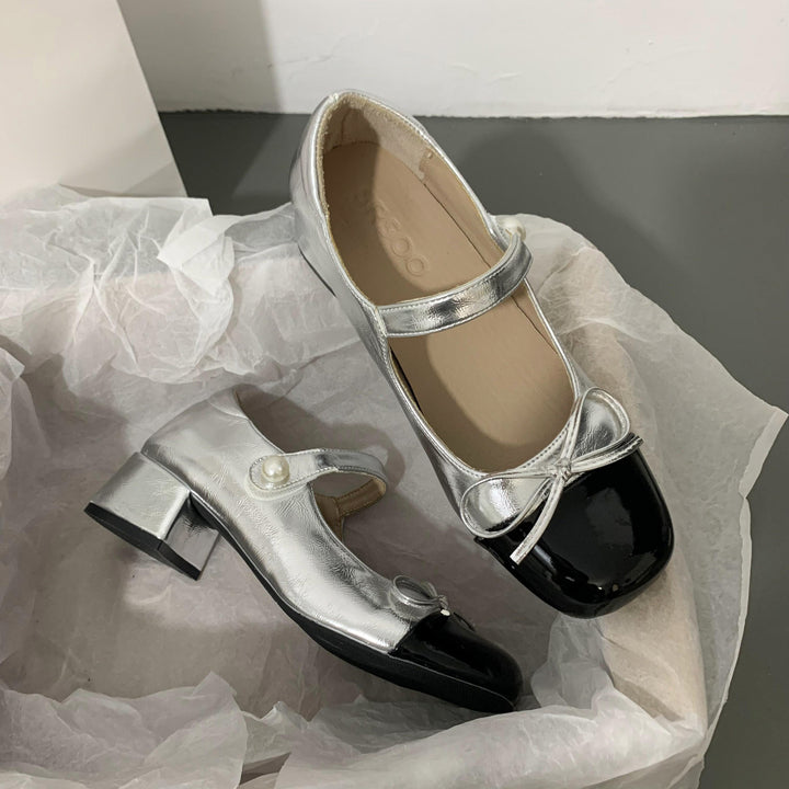 Damen Mary‑Jane Ballerina mit Kontrast‑Lackkappe und Perlenriemen – Lioré