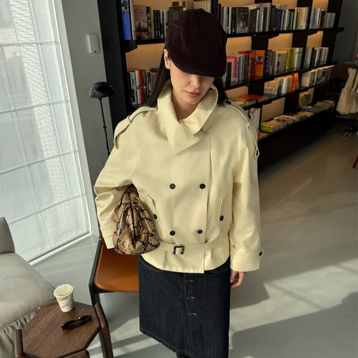 Damen Kurze doppeltknöpfte Trenchjacke mit hohem Stehkragen und Taillengürtel Echoarchiv