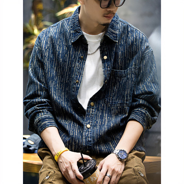 Herren Denim-Overshirt mit vertikaler Strukturprägung und Druckknopfleiste Echoarchiv