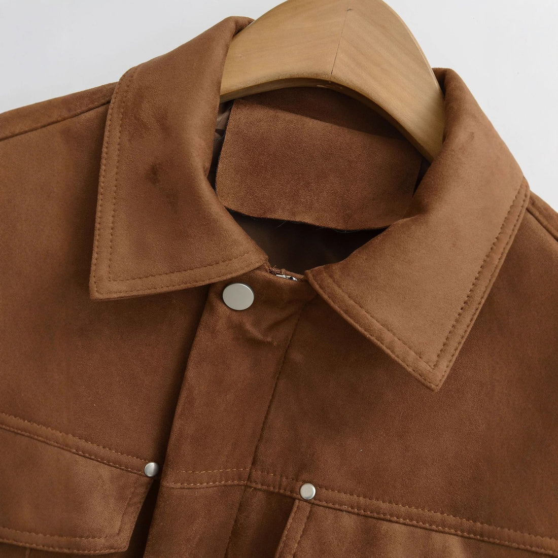 Damen Kurze Velours-Optik Jacke mit Druckknopf-Leiste und aufgesetzten Brusttaschen Echoarchiv