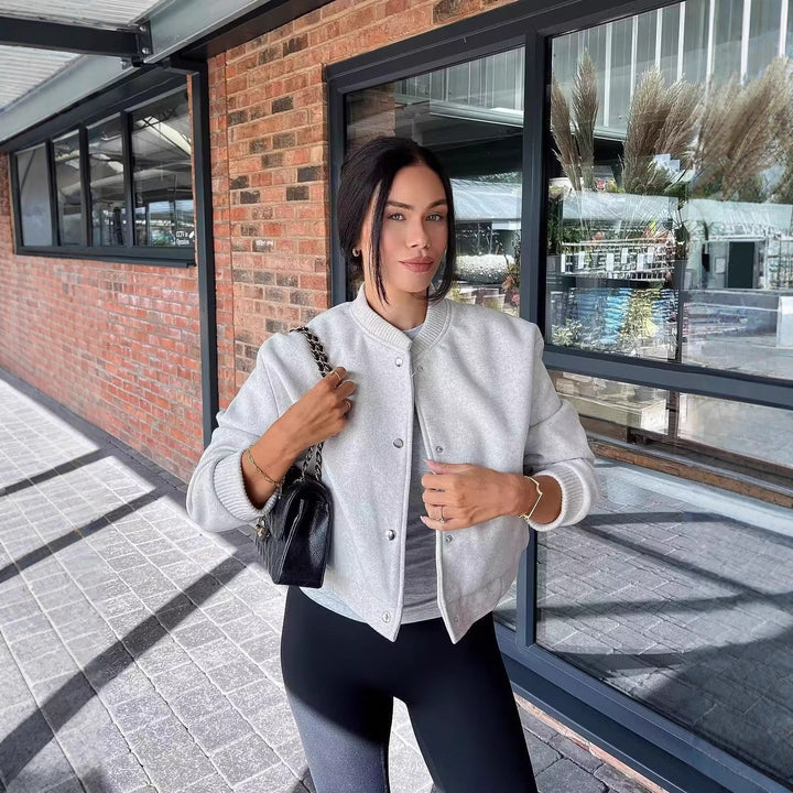 Damen Kurzgeschnittene Wollmix Bomberjacke mit Druckknöpfen und Rippbündchen – Avenza