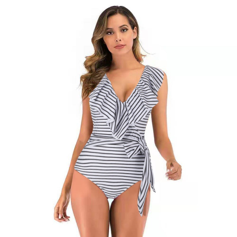 Damen Einteiliger Badeanzug mit raffinierten Rüschendetails und eleganter Schleife Echo Archiv
