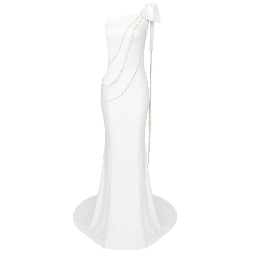 Damen Elegantes Abendkleid mit asymmetrischem Design und glamourösen Kettenakzenten Echo Archiv