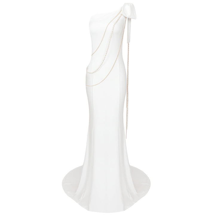 Damen Elegantes Abendkleid mit asymmetrischem Design und glamourösen Kettenakzenten Echo Archiv