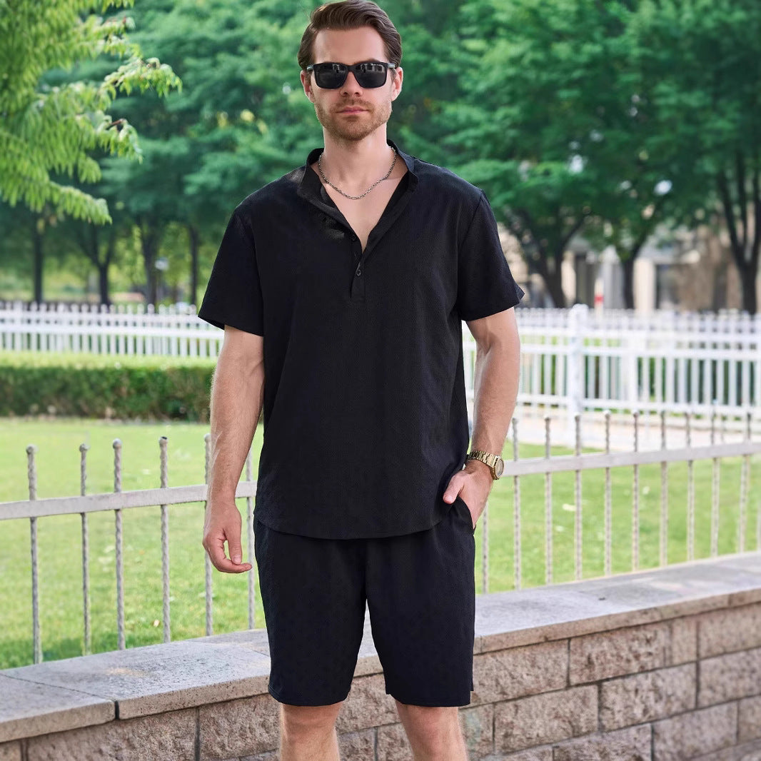 Herren lässiges Sommer Outfit mit Kurzarmhemd und Shorts Echoarchiv