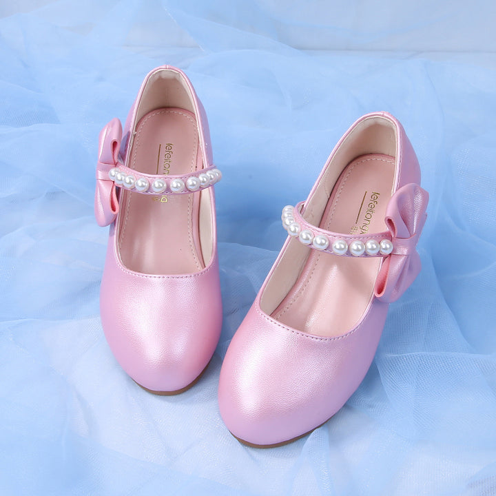 Mädchen elegante Ballerinas mit Schleifen- und Perlenakzenten Echo Archiv