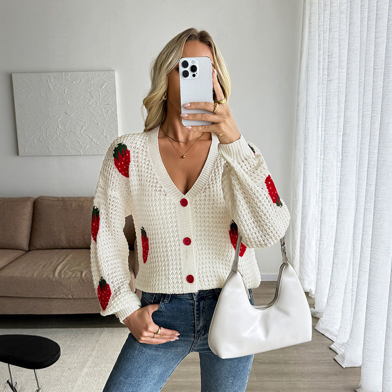 Damen Strickjacke mit Erdbeerintarsien, V-Ausschnitt und kurzem kastigen Schnitt – Veloura