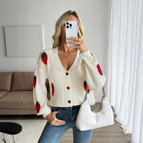 Damen Strickjacke mit Erdbeerintarsien, V-Ausschnitt und kurzem kastigen Schnitt – Veloura