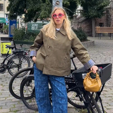 Damen Kurzjacke mit Karo-Kragen, Bindeschal und Monogramm-Tasche Echo Archiv