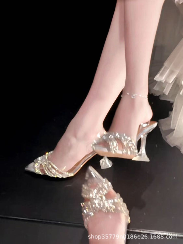 Damen spitz zulaufende Mule mit funkelnden Kristallriemen und skulpturellem Acrylabsatz – Lioré