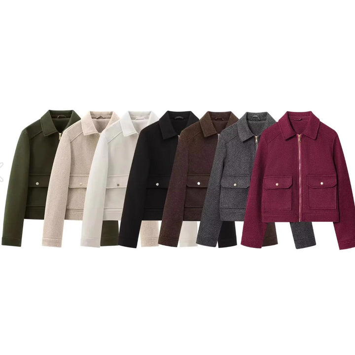 Damen 40+ kurze Woll‑Blousonjacke mit goldfarbenem Reißverschluss und aufgesetzten Pattentaschen Echo Archiv