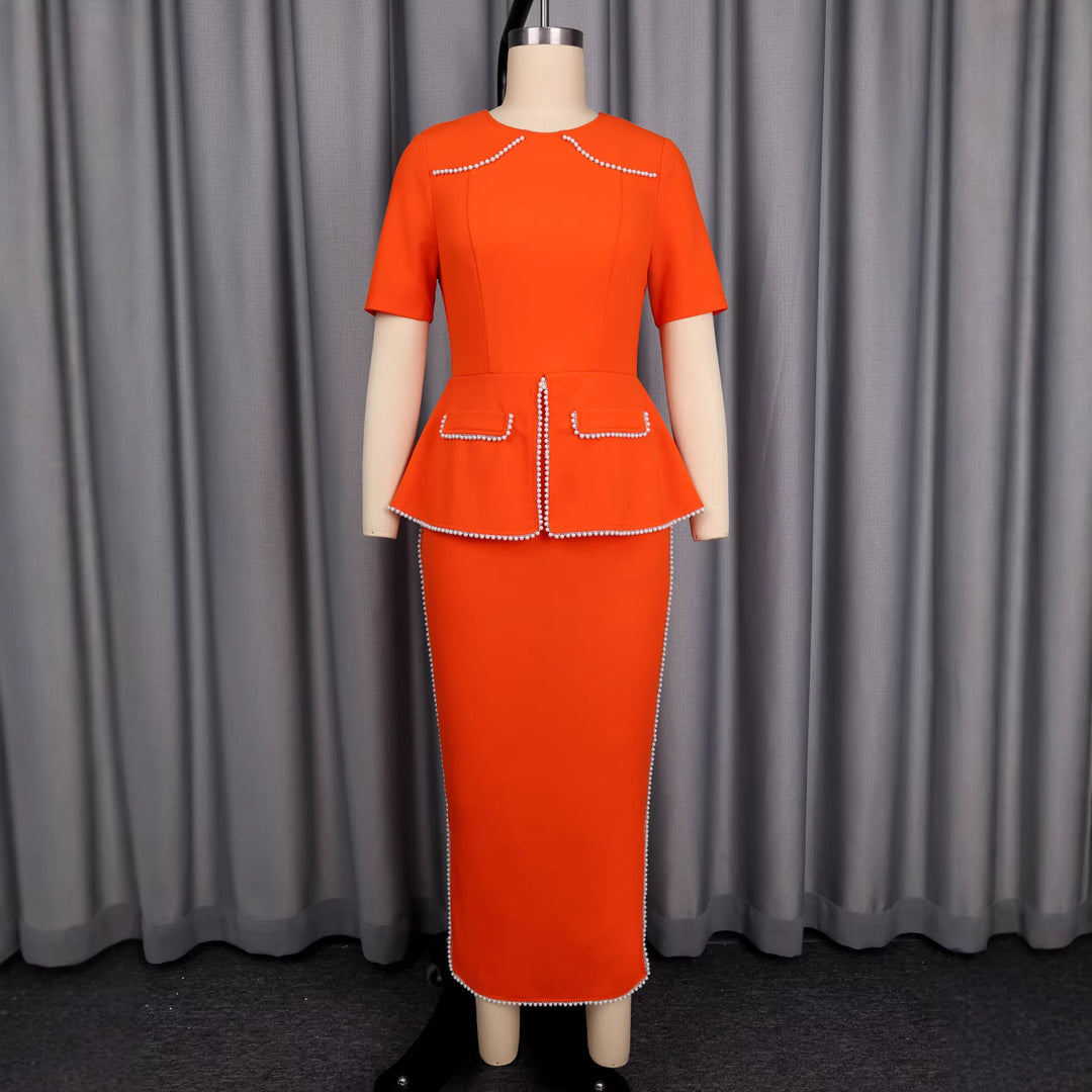 Damen elegantes Kleid mit dekorativem Kragen und perlenbesetzten Details Echo Archiv