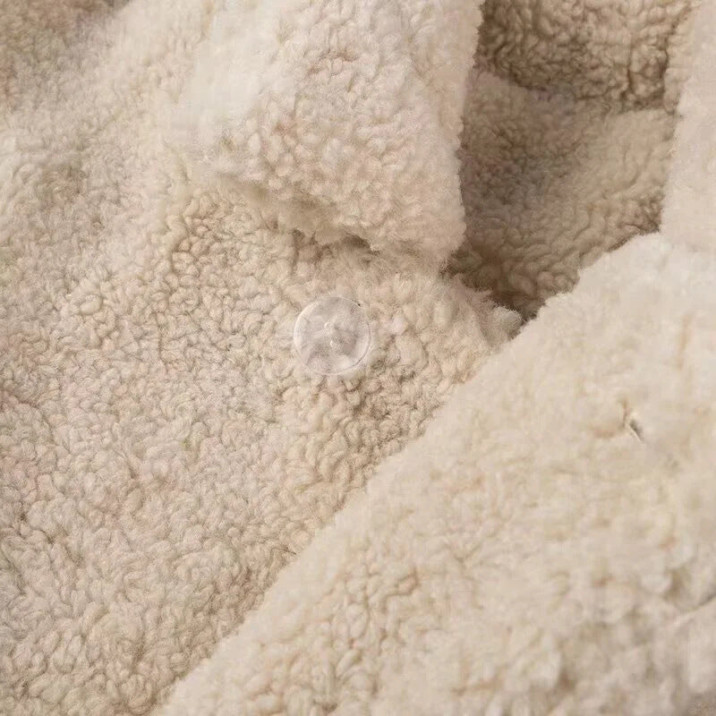 Damen kurz geschnittene Kunstfell-Teddyjacke mit breitem Reverskragen, wattierter Innenlage und seitlichen Eingrifftaschen – Célinea