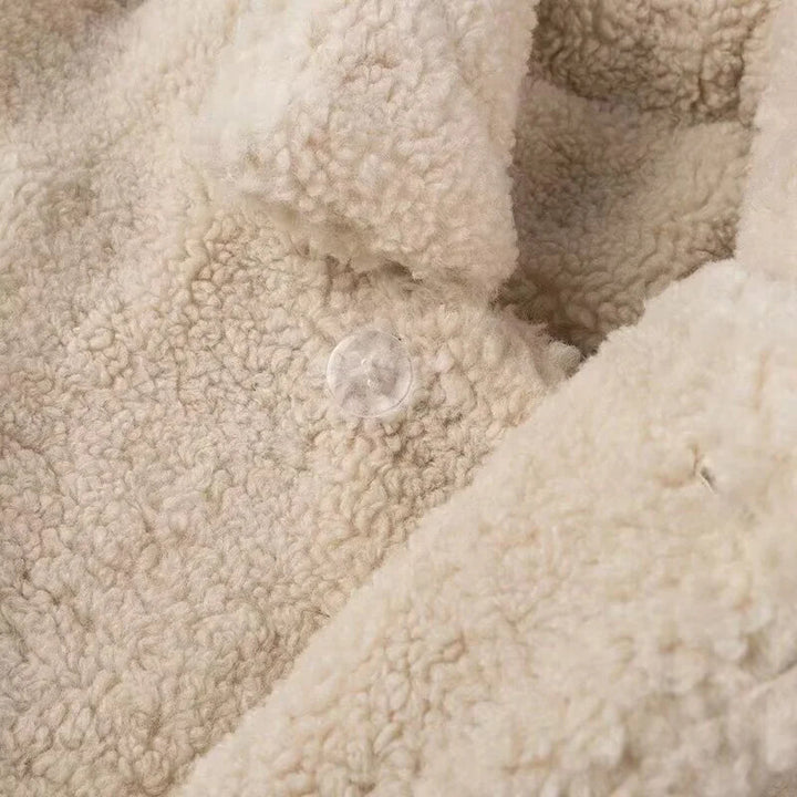 Damen kurz geschnittene Kunstfell-Teddyjacke mit breitem Reverskragen, wattierter Innenlage und seitlichen Eingrifftaschen – Célinea