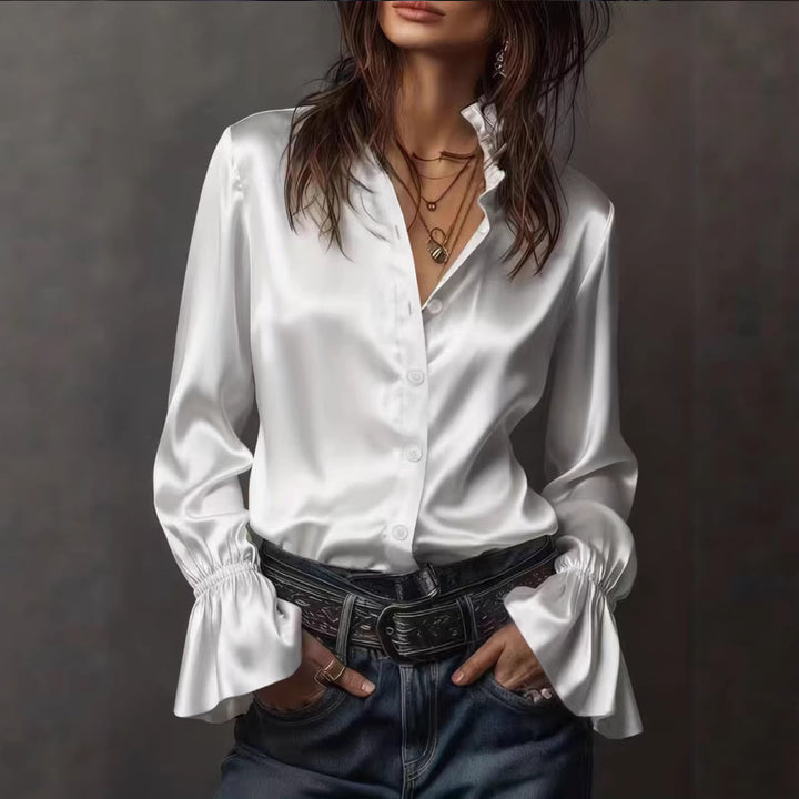Damen Seidenglänzende Satinbluse mit Stehkragen, Knopfleiste und Volantärmel – Élovi