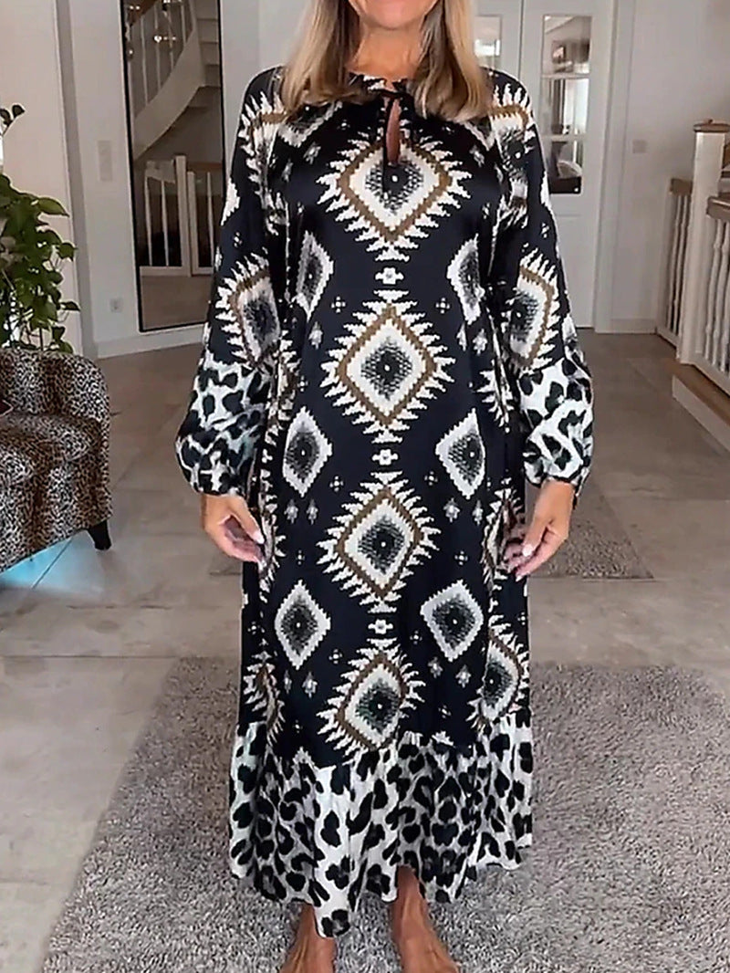 Damen nan fließendes Maxikleid mit Ethno‑Diamantprint, Schlüsselloch‑Ausschnitt und Kontrast‑Volant Echo Archiv