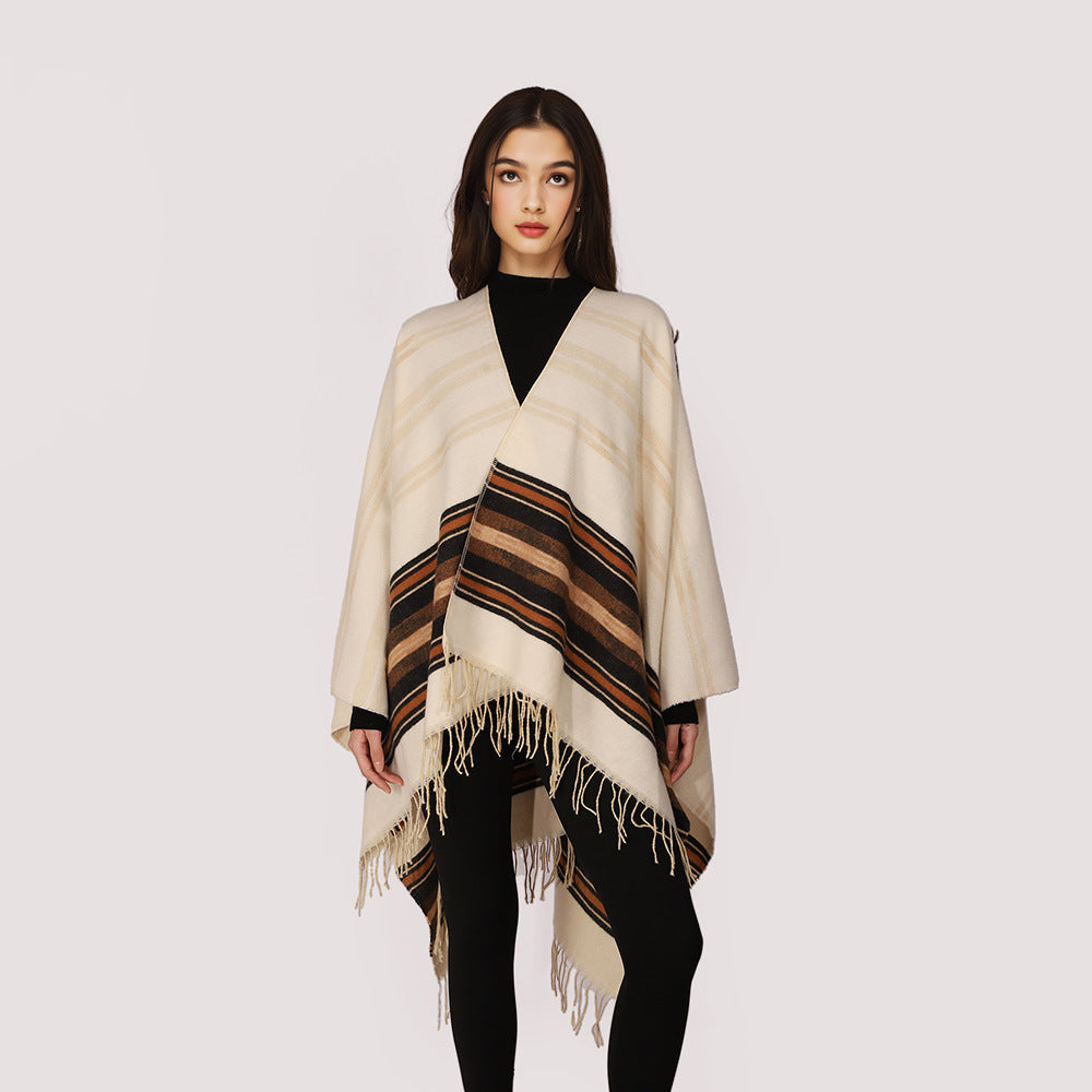 Damen Weichfallender Schalkragen‑Poncho aus Wollmix mit gestreiften Jacquardbordüren und Fransensaum – Célinea