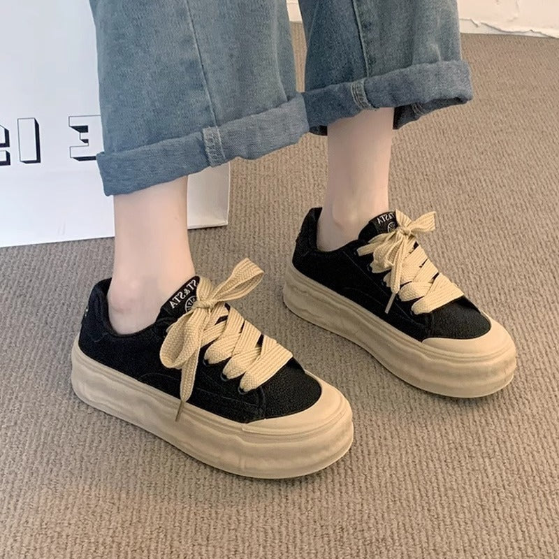 Damen Sportliche Plateau Sneaker mit bequemer Sohle und einzigartigen Schnürdetails Echo Archiv