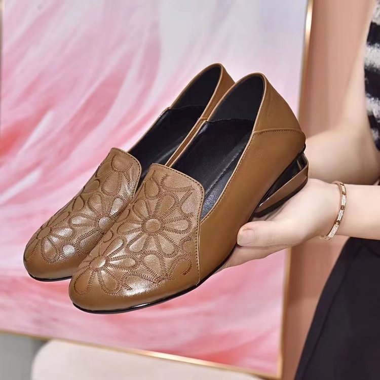 Damen nan elegante gepolsterte Lederloafer mit floral geprägter Oberfläche und mittelhohem Blockabsatz Echo Archiv