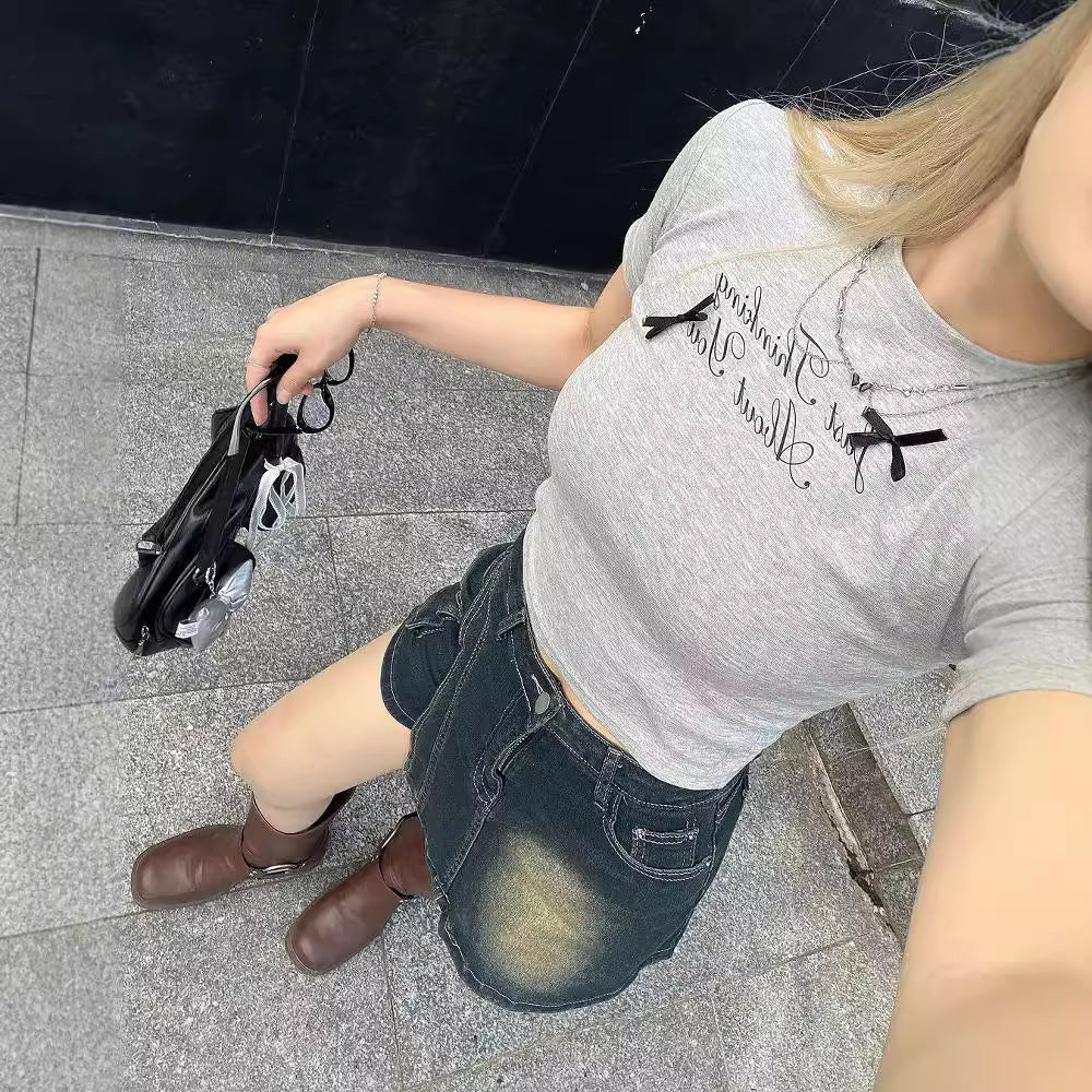 Damen cropped T-Shirt mit einzigartigem Schriftzug und lässigem Schnitt Echo Archiv