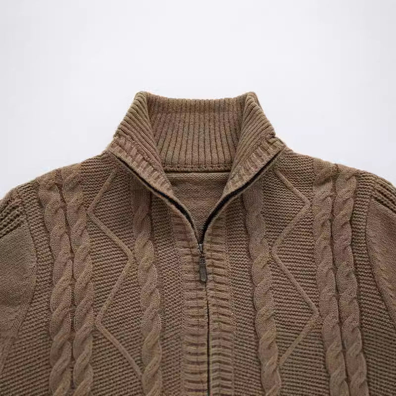 Herren Strickpullover mit hohem Kragen und Zopfstrickmuster Echoarchiv