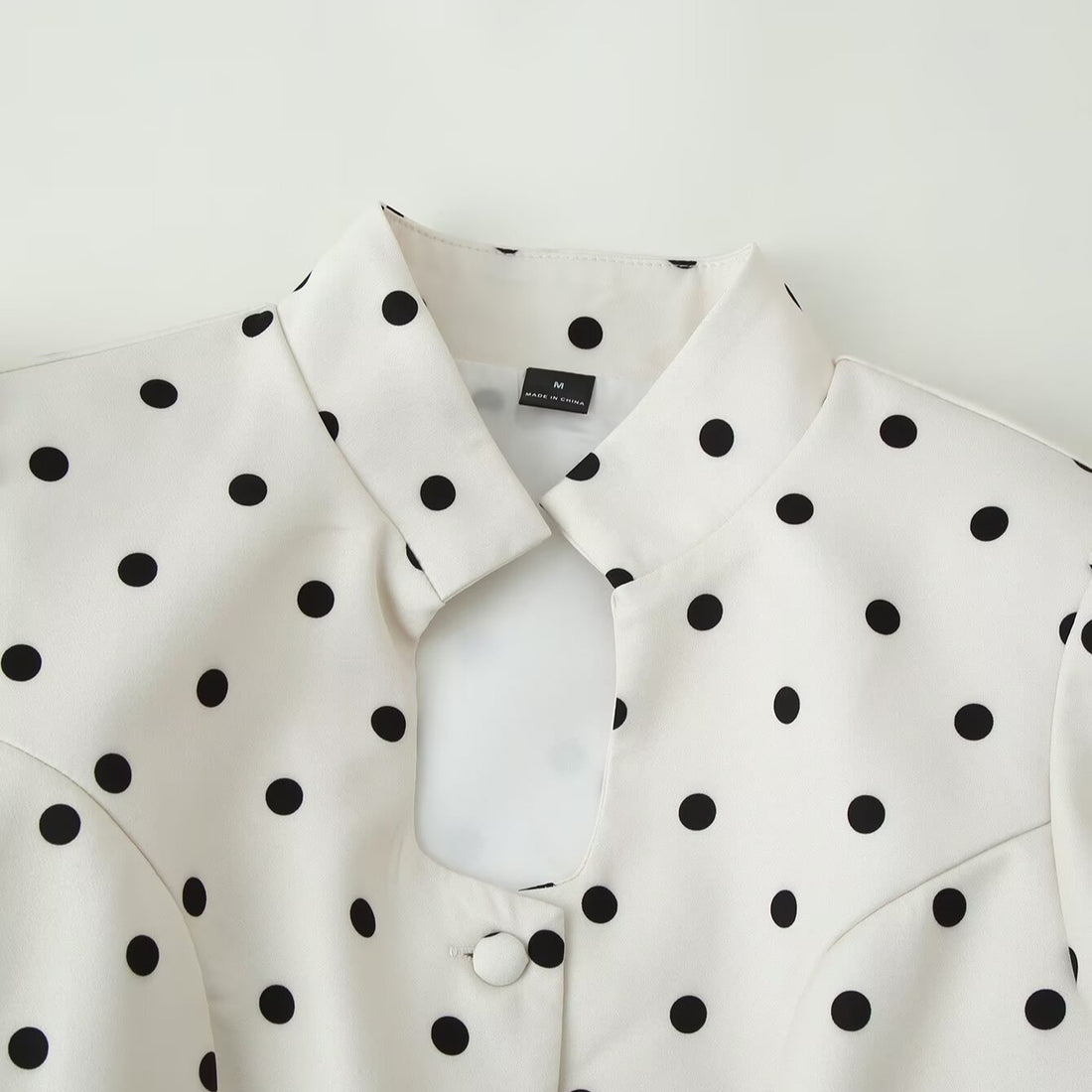 Damen Gepunktete Bluse mit Stehkragen, Puffärmeln und Peplum-Saum Echoarchiv