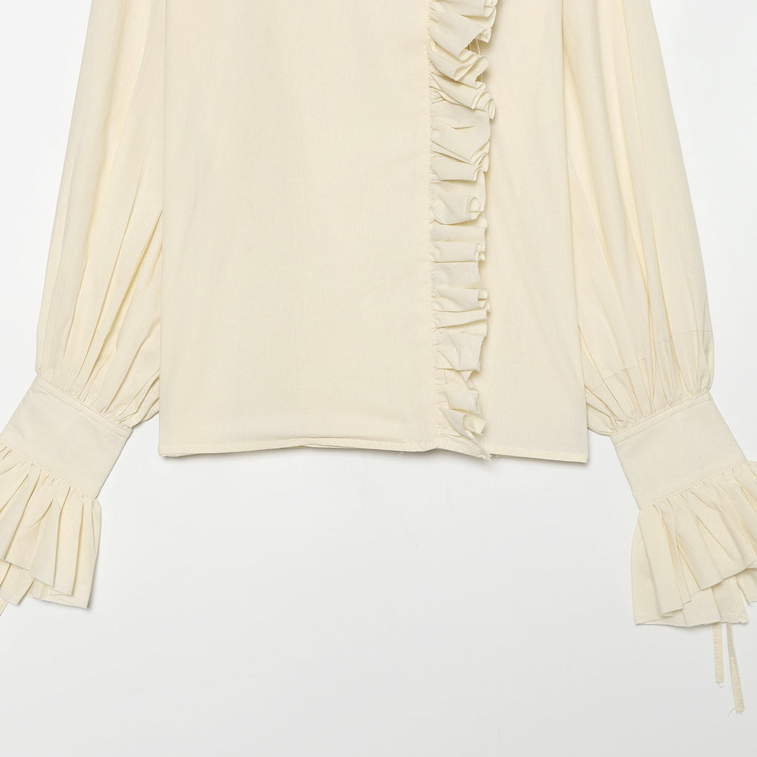 Damen Rüschenbluse mit hohem Stehkragen, asymmetrischer Rüschenvorderleiste und voluminösen Stufensäumen – Élovi