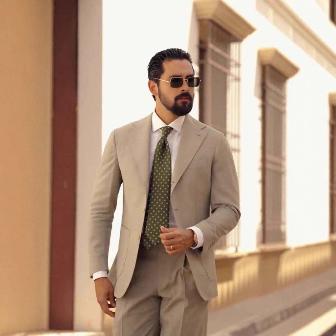 Herren eleganter Anzug im modernen Schnitt mit stilvollen Details Echoarchiv