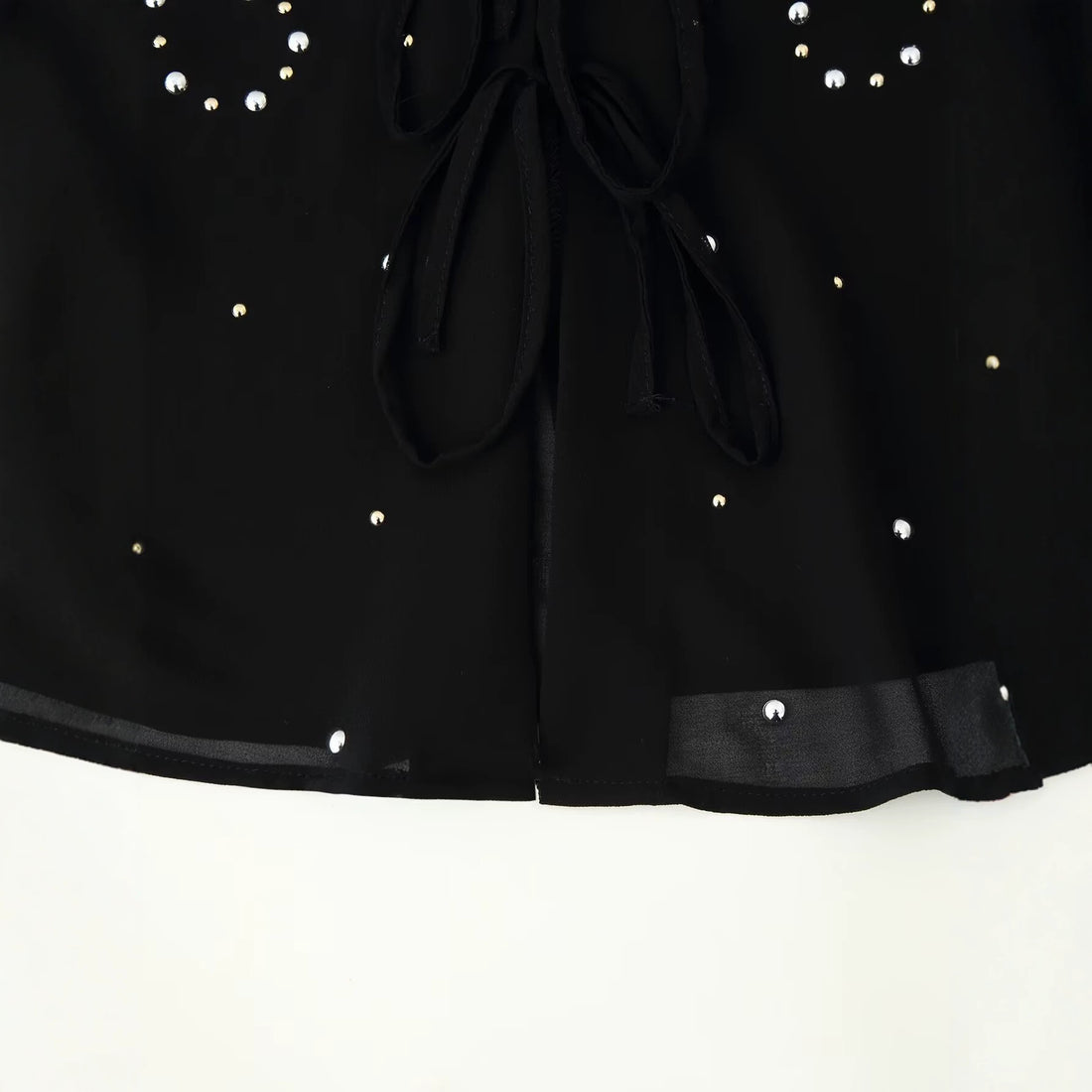 Damen Chiffon-Bluse mit Paillettenbesatz, tiefem V‑Ausschnitt und dekorativen Bindebändern Echoarchiv