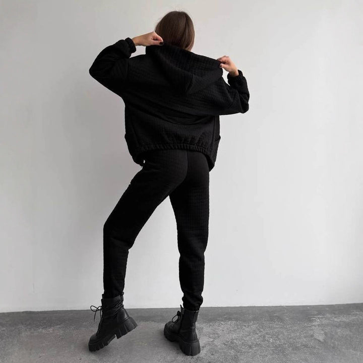 Damen Gestepptes Loungewear-Set mit Reißverschluss-Kapuzenjacke, Cropped Bustier und hochtaillierter Jogginghose – Avérine