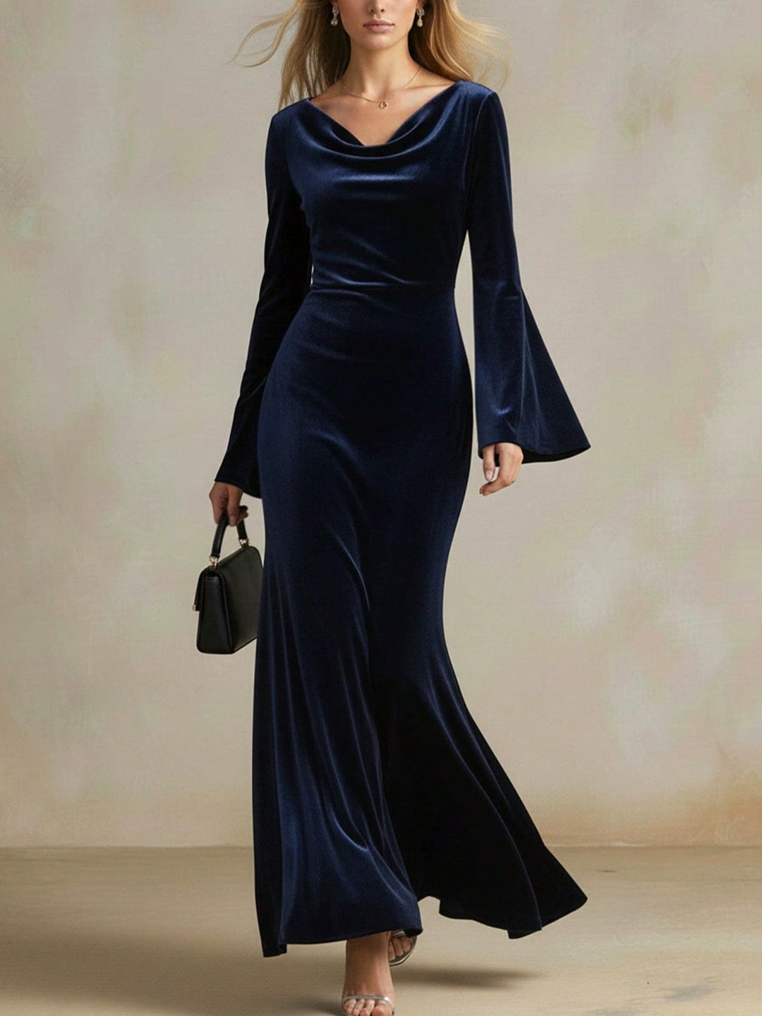 Damen Samt-Abendkleid mit Wasserfall-Ausschnitt, taillierter Silhouette und ausgestellten Trompetenärmeln Echoarchiv