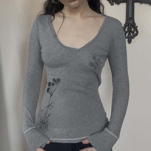 Damen Langärmeliges V-Ausschnitt-Shirt mit feiner Blumenstickerei – Maréline